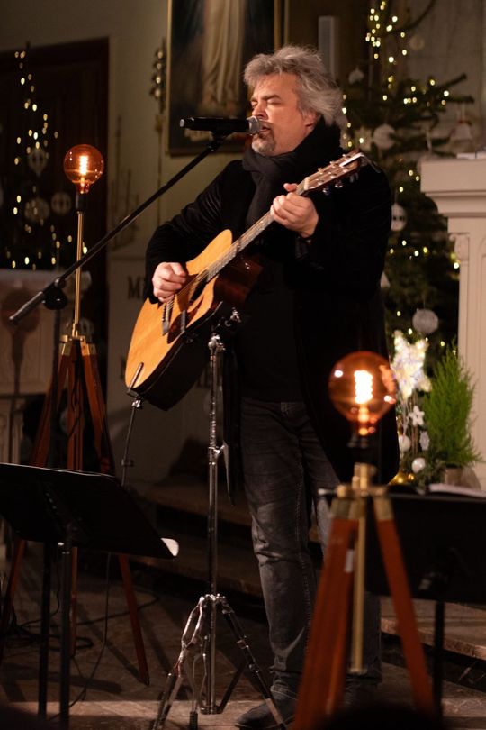 Tomaszów Lubelski: Wojtek Cugowski z żoną śpiewali kolędy w kościele [ZDJĘCIA]