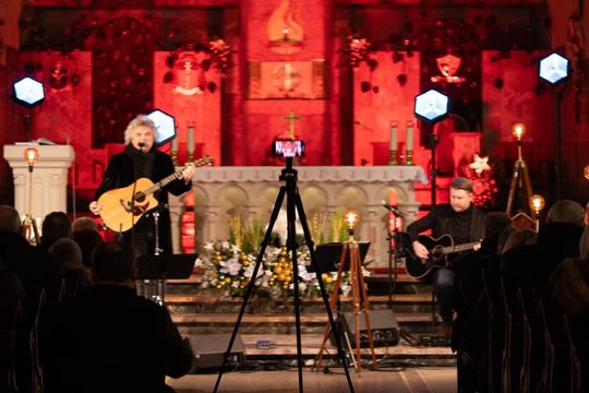 Tomaszów Lubelski: Wojtek Cugowski z żoną śpiewali kolędy w kościele [ZDJĘCIA]