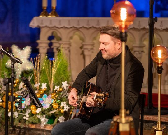 Tomaszów Lubelski: Wojtek Cugowski z żoną śpiewali kolędy w kościele [ZDJĘCIA]