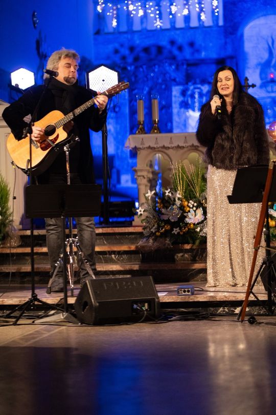 Tomaszów Lubelski: Wojtek Cugowski z żoną śpiewali kolędy w kościele [ZDJĘCIA]