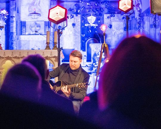 Tomaszów Lubelski: Wojtek Cugowski z żoną śpiewali kolędy w kościele [ZDJĘCIA]