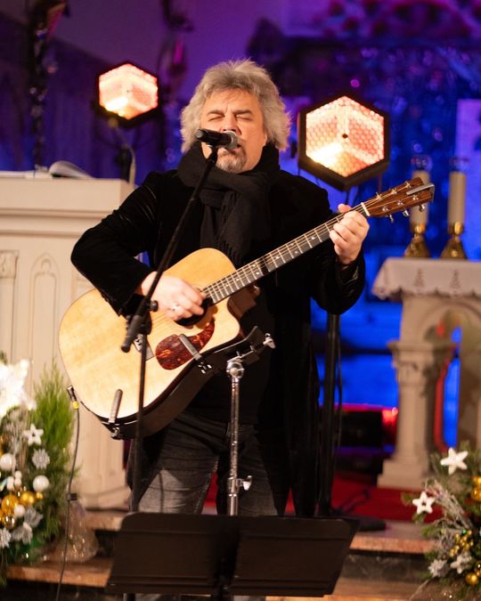 Tomaszów Lubelski: Wojtek Cugowski z żoną śpiewali kolędy w kościele [ZDJĘCIA]