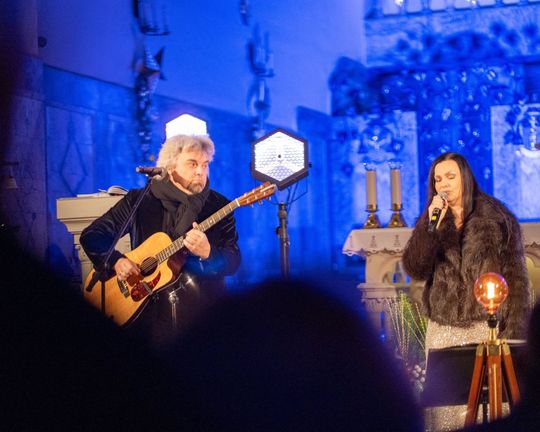 Tomaszów Lubelski: Wojtek Cugowski z żoną śpiewali kolędy w kościele [ZDJĘCIA]