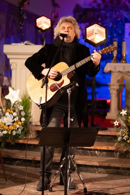 Tomaszów Lubelski: Wojtek Cugowski z żoną śpiewali kolędy w kościele [ZDJĘCIA]