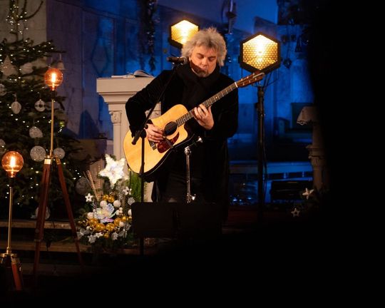 Tomaszów Lubelski: Wojtek Cugowski z żoną śpiewali kolędy w kościele [ZDJĘCIA]