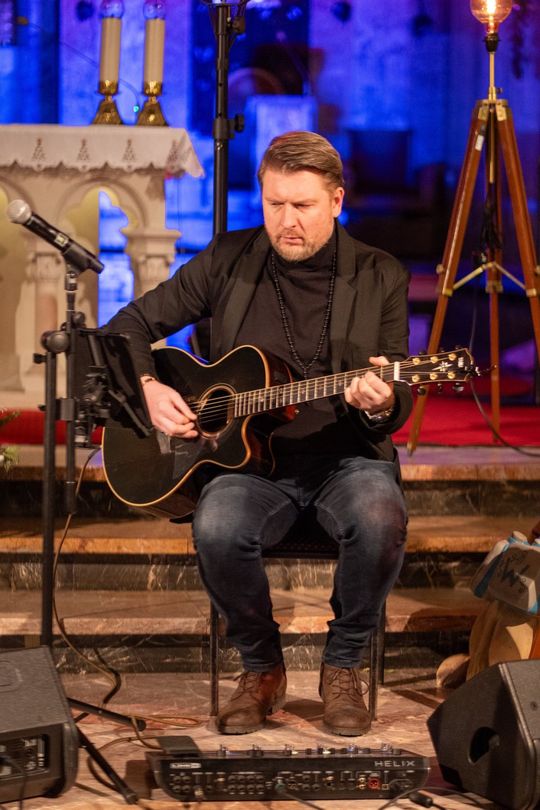 Tomaszów Lubelski: Wojtek Cugowski z żoną śpiewali kolędy w kościele [ZDJĘCIA]