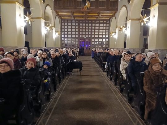 Tomaszów Lubelski: Wojtek Cugowski z żoną śpiewali kolędy w kościele [ZDJĘCIA]