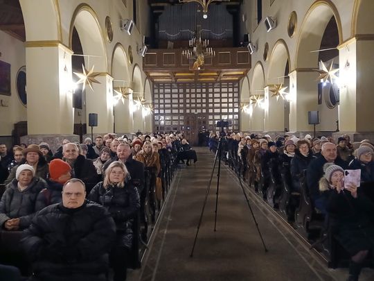 Tomaszów Lubelski: Wojtek Cugowski z żoną śpiewali kolędy w kościele [ZDJĘCIA]