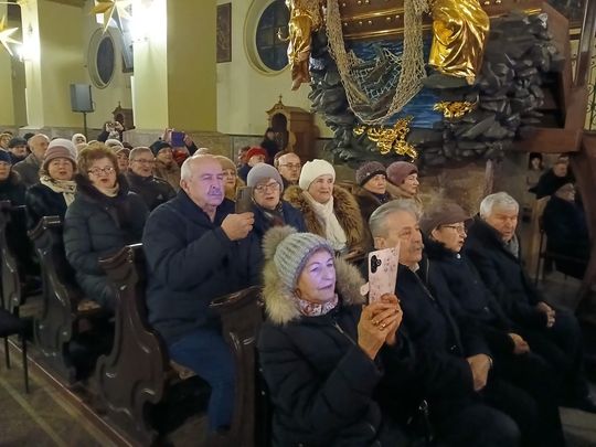 Tomaszów Lubelski: Wojtek Cugowski z żoną śpiewali kolędy w kościele [ZDJĘCIA]
