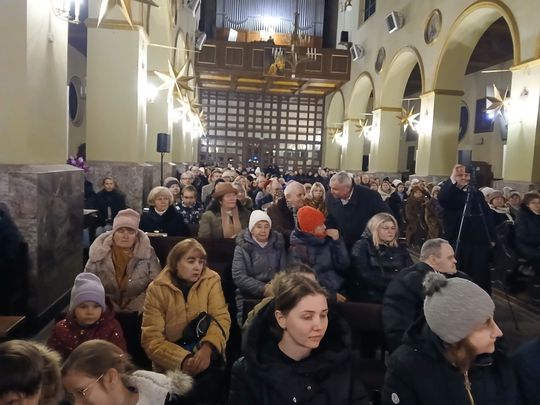 Tomaszów Lubelski: Wojtek Cugowski z żoną śpiewali kolędy w kościele [ZDJĘCIA]