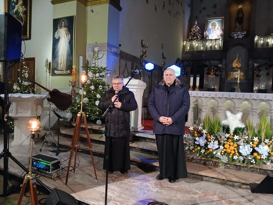 Tomaszów Lubelski: Wojtek Cugowski z żoną śpiewali kolędy w kościele [ZDJĘCIA]