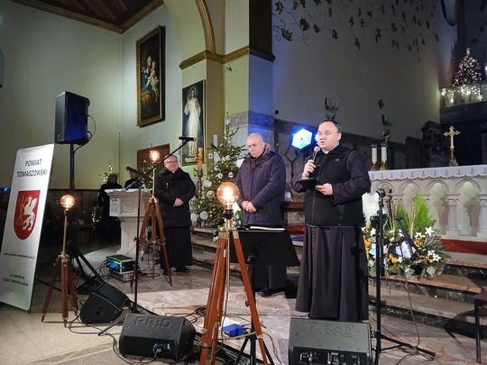 Tomaszów Lubelski: Wojtek Cugowski z żoną śpiewali kolędy w kościele [ZDJĘCIA]