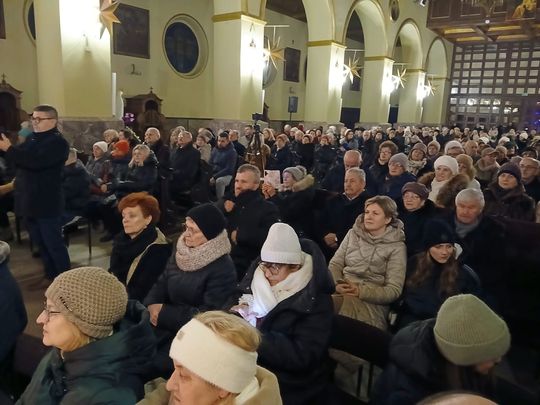 Tomaszów Lubelski: Wojtek Cugowski z żoną śpiewali kolędy w kościele [ZDJĘCIA]