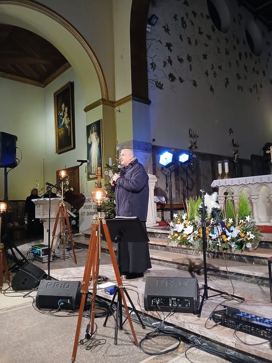 Tomaszów Lubelski: Wojtek Cugowski z żoną śpiewali kolędy w kościele [ZDJĘCIA]