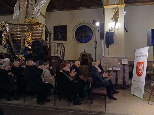 Tomaszów Lubelski: Wojtek Cugowski z żoną śpiewali kolędy w kościele [ZDJĘCIA]