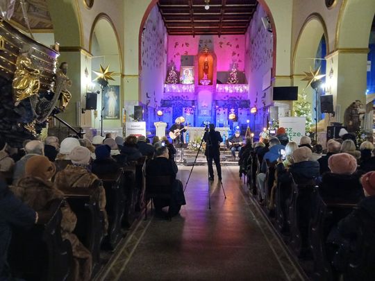 Tomaszów Lubelski: Wojtek Cugowski z żoną śpiewali kolędy w kościele [ZDJĘCIA]