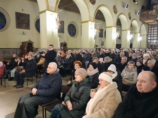 Tomaszów Lubelski: Wojtek Cugowski z żoną śpiewali kolędy w kościele [ZDJĘCIA]