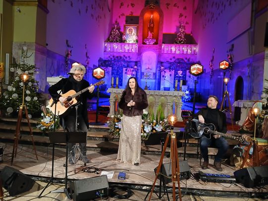 Tomaszów Lubelski: Wojtek Cugowski z żoną śpiewali kolędy w kościele [ZDJĘCIA]