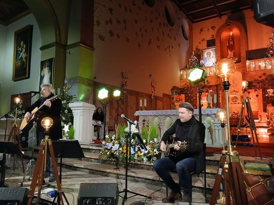 Tomaszów Lubelski: Wojtek Cugowski z żoną śpiewali kolędy w kościele [ZDJĘCIA]