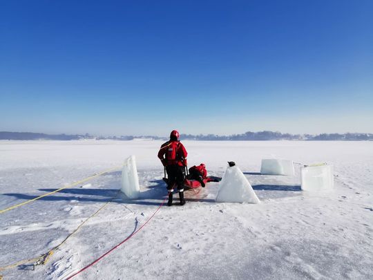 Na zalewie w Nieliszu strażacy ćwiczą akcję ratunkową na lodzie [ZDJECIA]