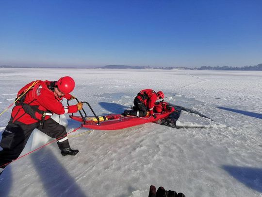 Na zalewie w Nieliszu strażacy ćwiczą akcję ratunkową na lodzie [ZDJECIA]
