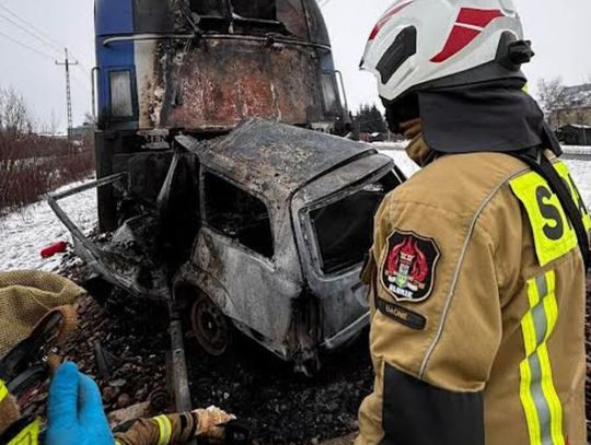 Dwa pociągi uderzyły w samochód. Ewakuowano około 600 osób [ZDJĘCIA]
