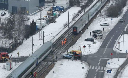 Dwa pociągi uderzyły w samochód. Ewakuowano około 600 osób [ZDJĘCIA]
