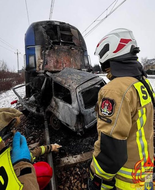 Dwa pociągi uderzyły w samochód. Ewakuowano około 600 osób [ZDJĘCIA]