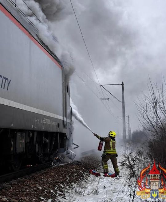 Dwa pociągi uderzyły w samochód. Ewakuowano około 600 osób [ZDJĘCIA]