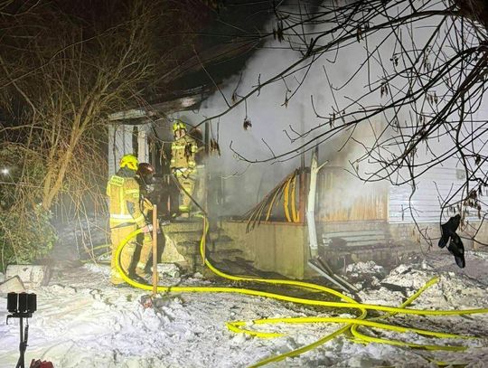 Oszczów: Dom spłonął doszczętnie, 64-latek trafił do szpitala [ZDJĘCIA]