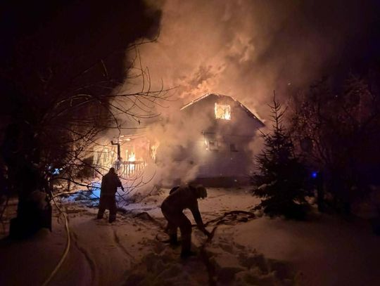 Oszczów: Dom spłonął doszczętnie, 64-latek trafił do szpitala [ZDJĘCIA]