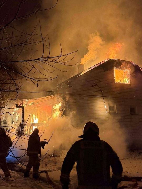 Oszczów: Dom spłonął doszczętnie, 64-latek trafił do szpitala [ZDJĘCIA]