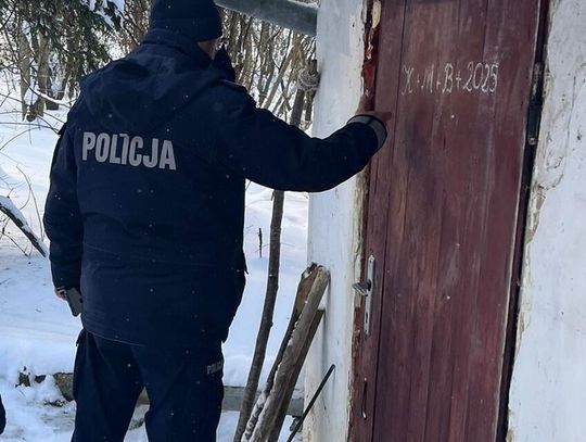 Pow. hrubieszowski: Troje uratowanych przed zamarznięciem. Na suficie przyczepy był lód [ZDJĘCIA]