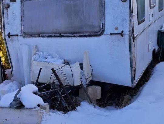 Pow. hrubieszowski: Troje uratowanych przed zamarznięciem. Na suficie przyczepy był lód [ZDJĘCIA]