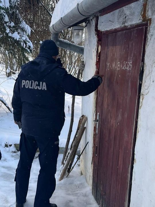 Pow. hrubieszowski: Troje uratowanych przed zamarznięciem. Na suficie przyczepy był lód [ZDJĘCIA]