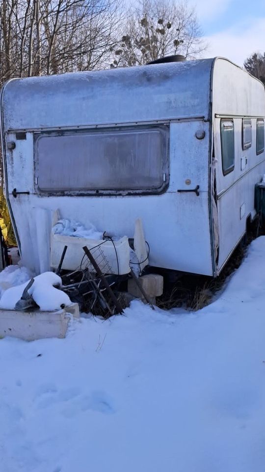 Pow. hrubieszowski: Troje uratowanych przed zamarznięciem. Na suficie przyczepy był lód [ZDJĘCIA]