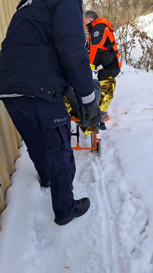 Pow. hrubieszowski: Troje uratowanych przed zamarznięciem. Na suficie przyczepy był lód [ZDJĘCIA]