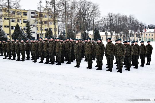 Zamość: Ochotnicy Dobrowolnej Zasadniczej Służby Wojskowej odebrali broń [ZDJĘCIA]