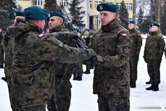 Zamość: Ochotnicy Dobrowolnej Zasadniczej Służby Wojskowej odebrali broń [ZDJĘCIA]