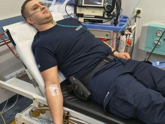 Biłgoraj: Leżeli na płonącej kanapie, tylko policjantom zawdzięczają życie [ZDJĘCIA]