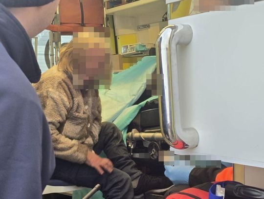 Biłgoraj: Leżeli na płonącej kanapie, tylko policjantom zawdzięczają życie [ZDJĘCIA]