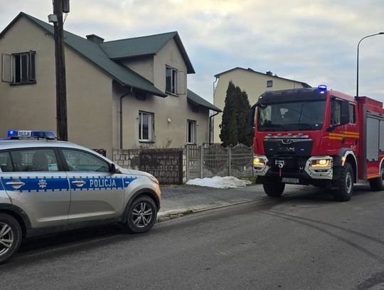 Biłgoraj: Leżeli na płonącej kanapie, tylko policjantom zawdzięczają życie [ZDJĘCIA]