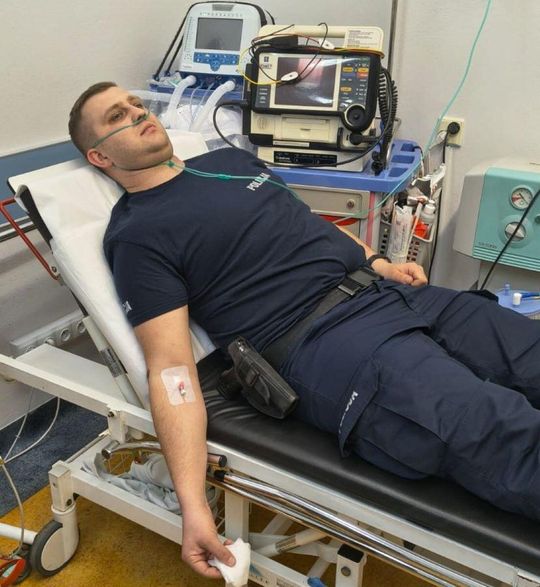 Biłgoraj: Leżeli na płonącej kanapie, tylko policjantom zawdzięczają życie [ZDJĘCIA]