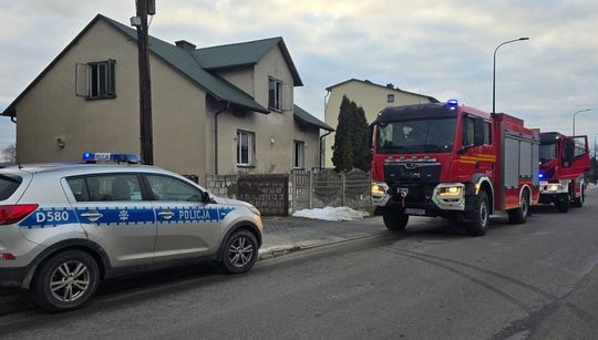 Biłgoraj: Leżeli na płonącej kanapie, tylko policjantom zawdzięczają życie [ZDJĘCIA]