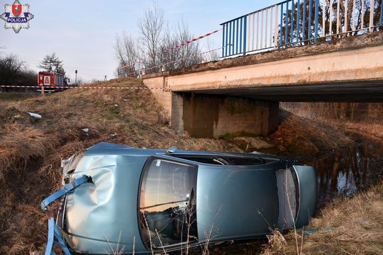 Ujazdów: Kierowca miał 2, pasażer 3 promile. Zaliczyli zjazd do rzeki [ZDJĘCIA]