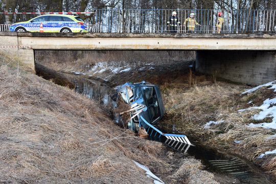 Ujazdów: Kierowca miał 2, pasażer 3 promile. Zaliczyli zjazd do rzeki [ZDJĘCIA]