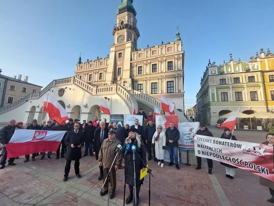 Konferencja przeciwko Róży Luksemburg na Rynku Wielkim w Zamościu - zdjęcia