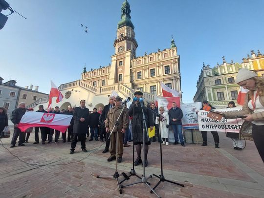 Konferencja przeciwko Róży Luksemburg na Rynku Wielkim w Zamościu - zdjęcia