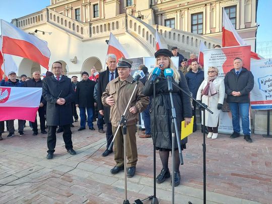 Konferencja przeciwko Róży Luksemburg na Rynku Wielkim w Zamościu - zdjęcia