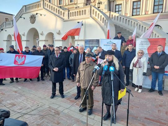 Konferencja przeciwko Róży Luksemburg na Rynku Wielkim w Zamościu - zdjęcia